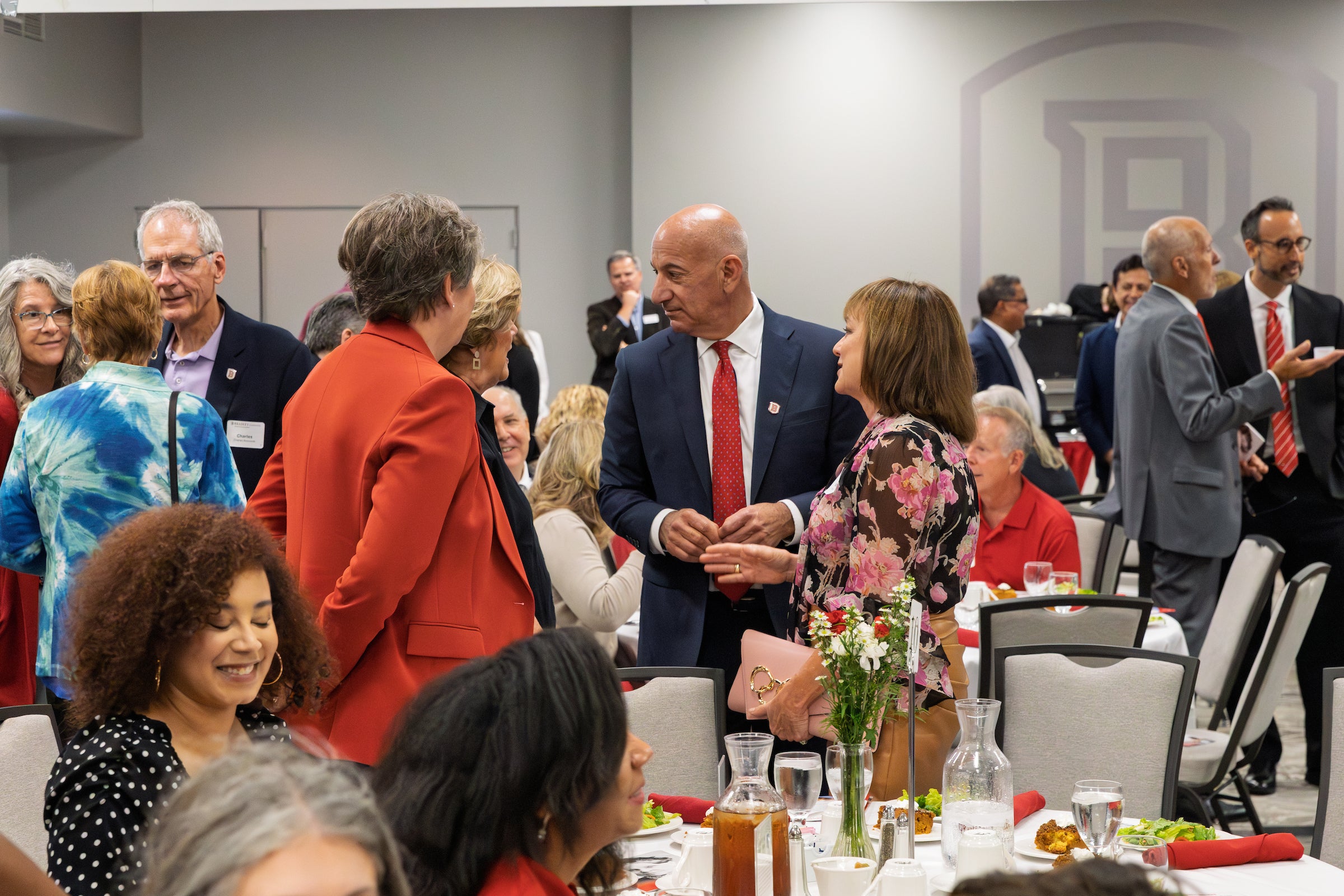 Alumni chatting at a formal dinner event